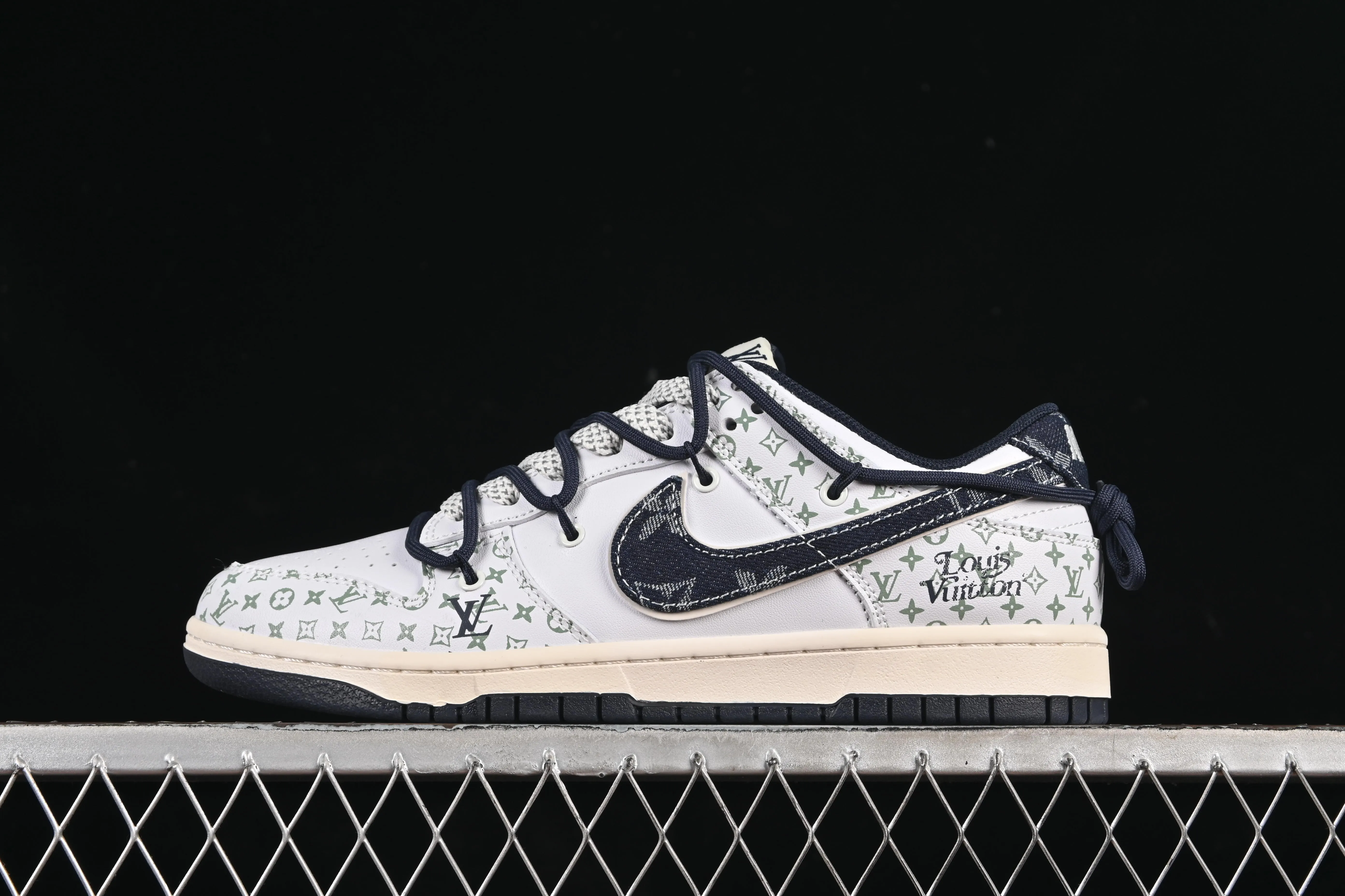 All categories Nk SB Dunk Series Nk SB Dunk Low High-end customization Low-top sneakers Nike SB Dunk Low LV co-branded denim hook luminous strap Anniversary high-end customization Low-top casual sneakers DM6868-086
